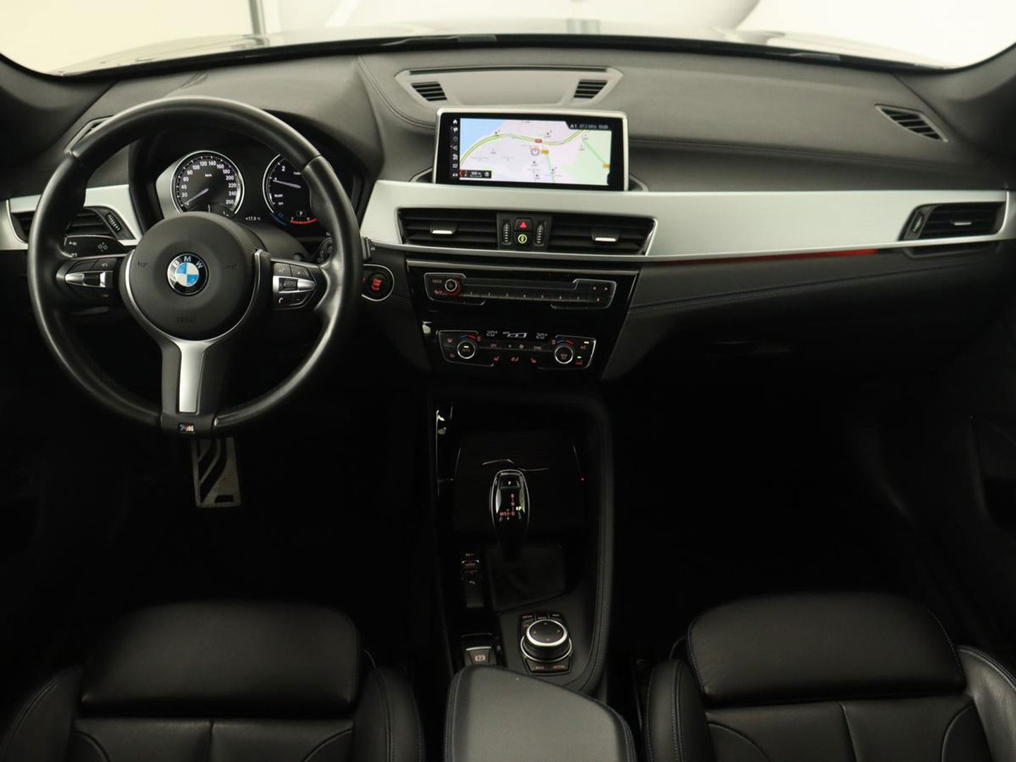 BMW X1 sDrive18i M Sport | Panoramadak | Leder | Stoelverwarming | Keyless | Camera | Trekhaak | Sfeerverlichting | Navigatie | Full LED | Park Assist | Sportstoelen