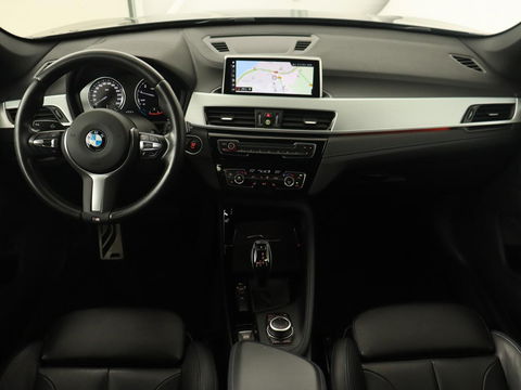 BMW X1 sDrive18i M Sport | Panoramadak | Leder | Stoelverwarming | Keyless | Camera | Trekhaak | Sfeerverlichting | Navigatie | Full LED | Park Assist | Sportstoelen