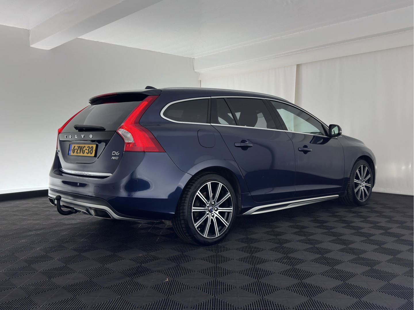 Volvo V60 2.4 D6 AWD Plug-In Hybrid Summum Aut. *PANO | ADAPTIVE-CRUISE | LUXURY-LEATHER | XENON | BLIS | MEMORY-PACK | HEATED-COMFORTSEATS | NAVI-FULLMAP | CAMERA | ECC | PDC | CRUISE | 17''ALU | TOWBAR*