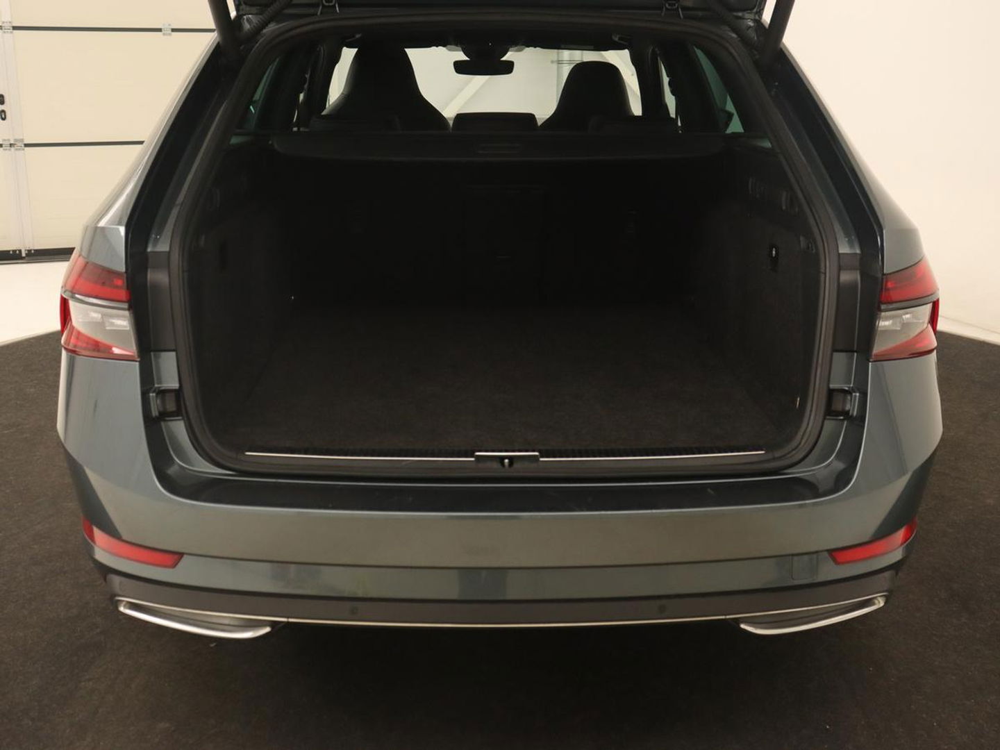 Škoda Superb 1.4 TSI iV Sportline | Panoramadak | Stoelverwarming | Adaptive cruise | Alcantara | Sfeerverlichting | Camera | Virtual Cockpit | 19'' | Matrix LED | PHEV | Plug In