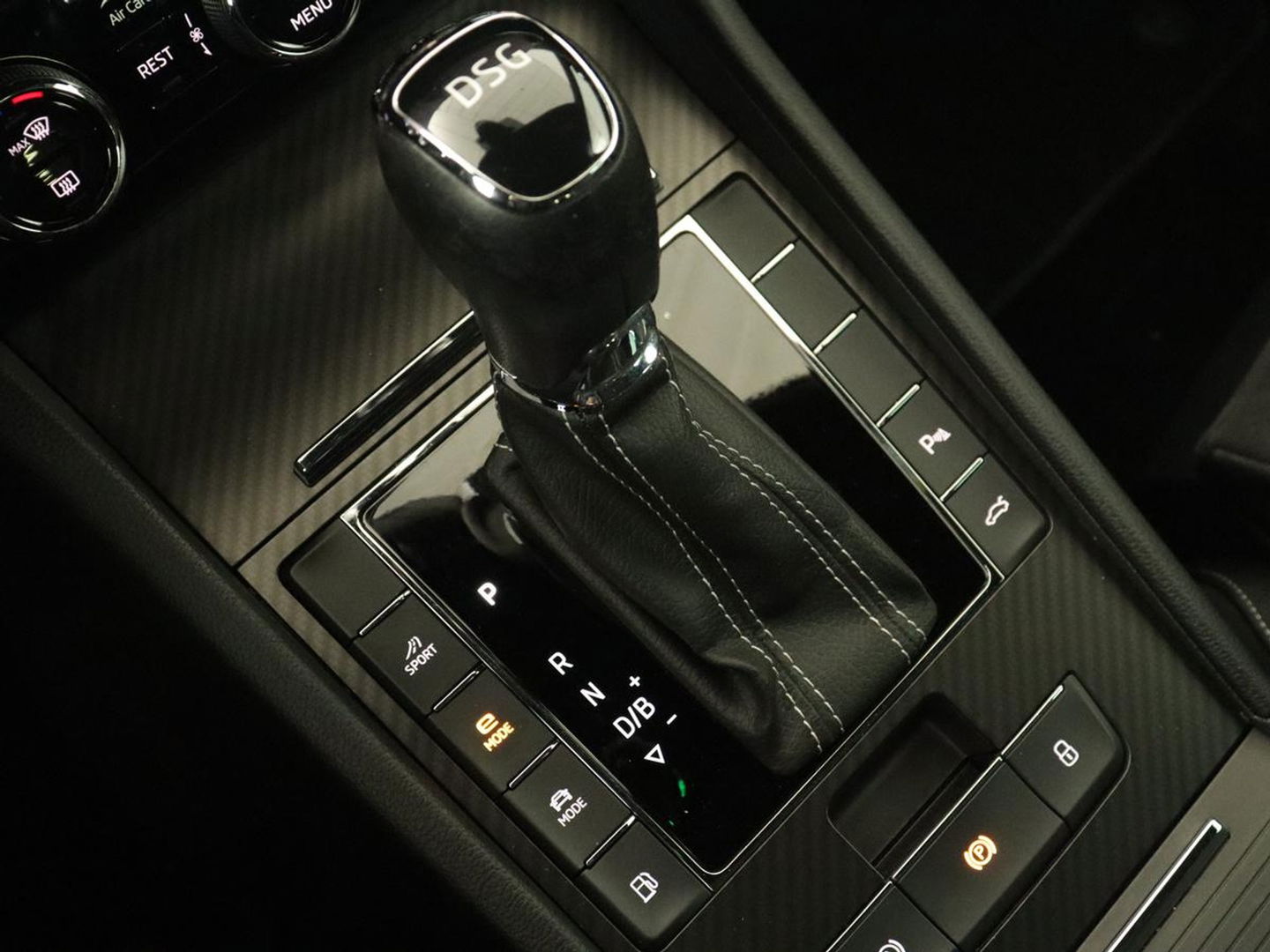 Škoda Superb 1.4 TSI iV Sportline | Panoramadak | Stoelverwarming | Adaptive cruise | Alcantara | Sfeerverlichting | Camera | Virtual Cockpit | 19'' | Matrix LED | PHEV | Plug In