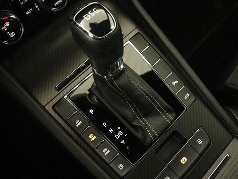 Škoda Superb 1.4 TSI iV Sportline | Panoramadak | Stoelverwarming | Adaptive cruise | Alcantara | Sfeerverlichting | Camera | Virtual Cockpit | 19'' | Matrix LED | PHEV | Plug In