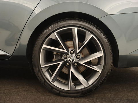 Škoda Superb 1.4 TSI iV Sportline | Panoramadak | Stoelverwarming | Adaptive cruise | Alcantara | Sfeerverlichting | Camera | Virtual Cockpit | 19'' | Matrix LED | PHEV | Plug In