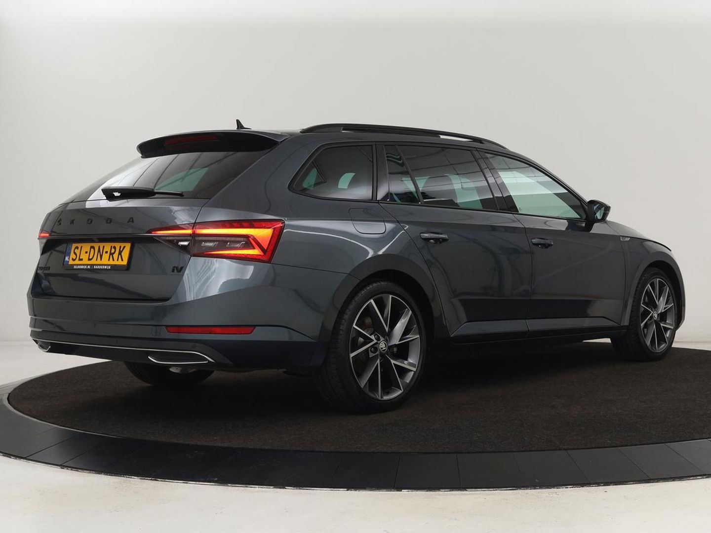 Škoda Superb 1.4 TSI iV Sportline | Panoramadak | Stoelverwarming | Adaptive cruise | Alcantara | Sfeerverlichting | Camera | Virtual Cockpit | 19'' | Matrix LED | PHEV | Plug In