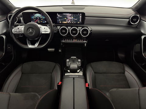 Mercedes-Benz CLA-Klasse 180 AMG | Pano | Camera | Virtual | LED | Cruise | Navigatie | Parkeersens.