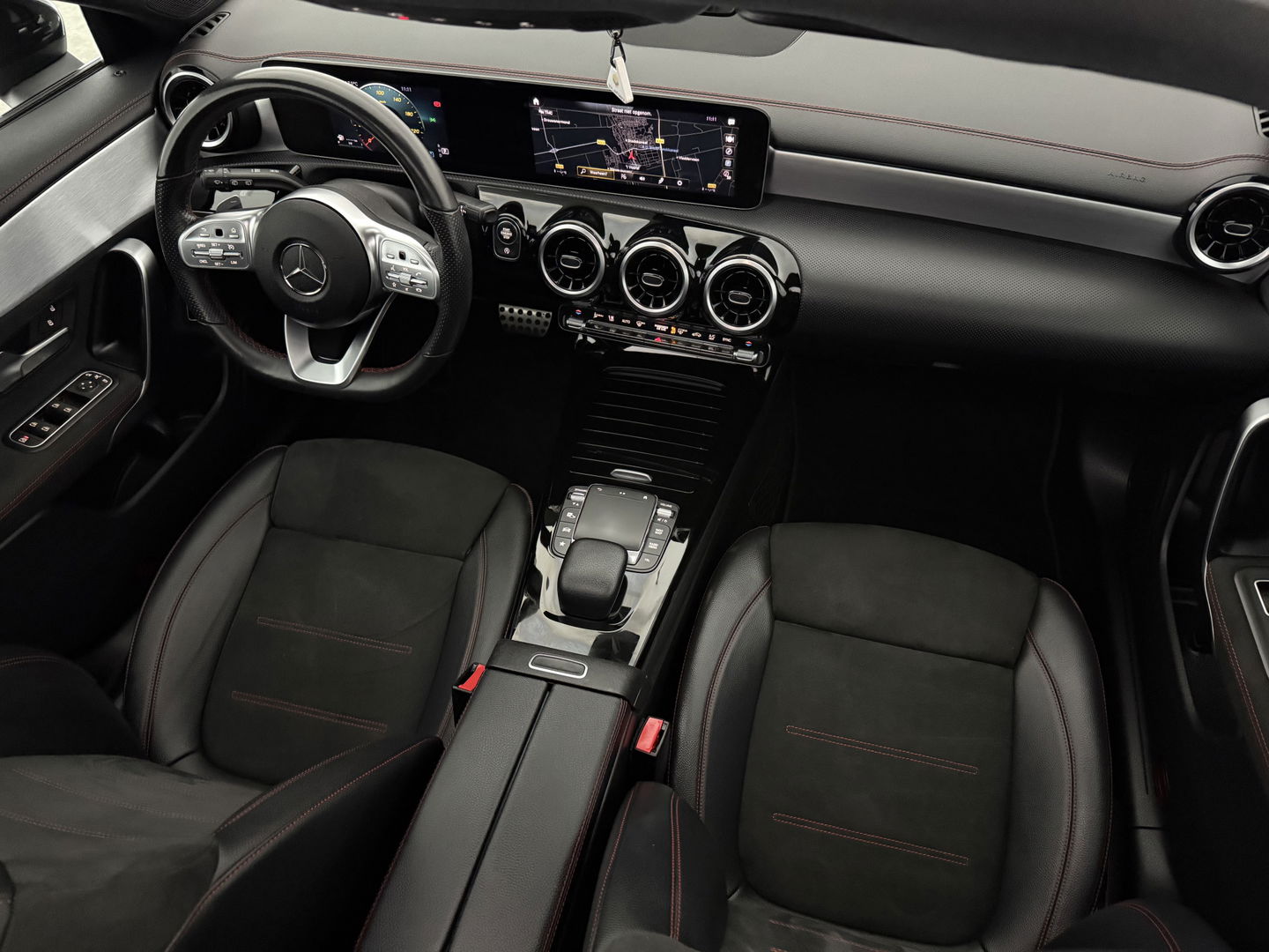 Mercedes-Benz CLA-Klasse 180 AMG | Pano | Camera | Virtual | LED | Cruise | Navigatie | Parkeersens.