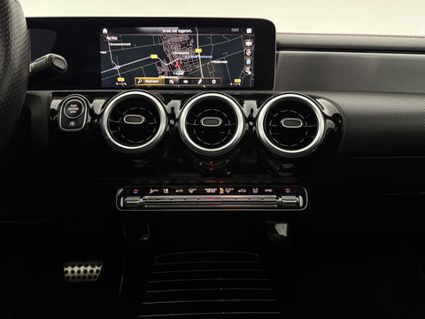 Mercedes-Benz CLA-Klasse 180 AMG | Pano | Camera | Virtual | LED | Cruise | Navigatie | Parkeersens.