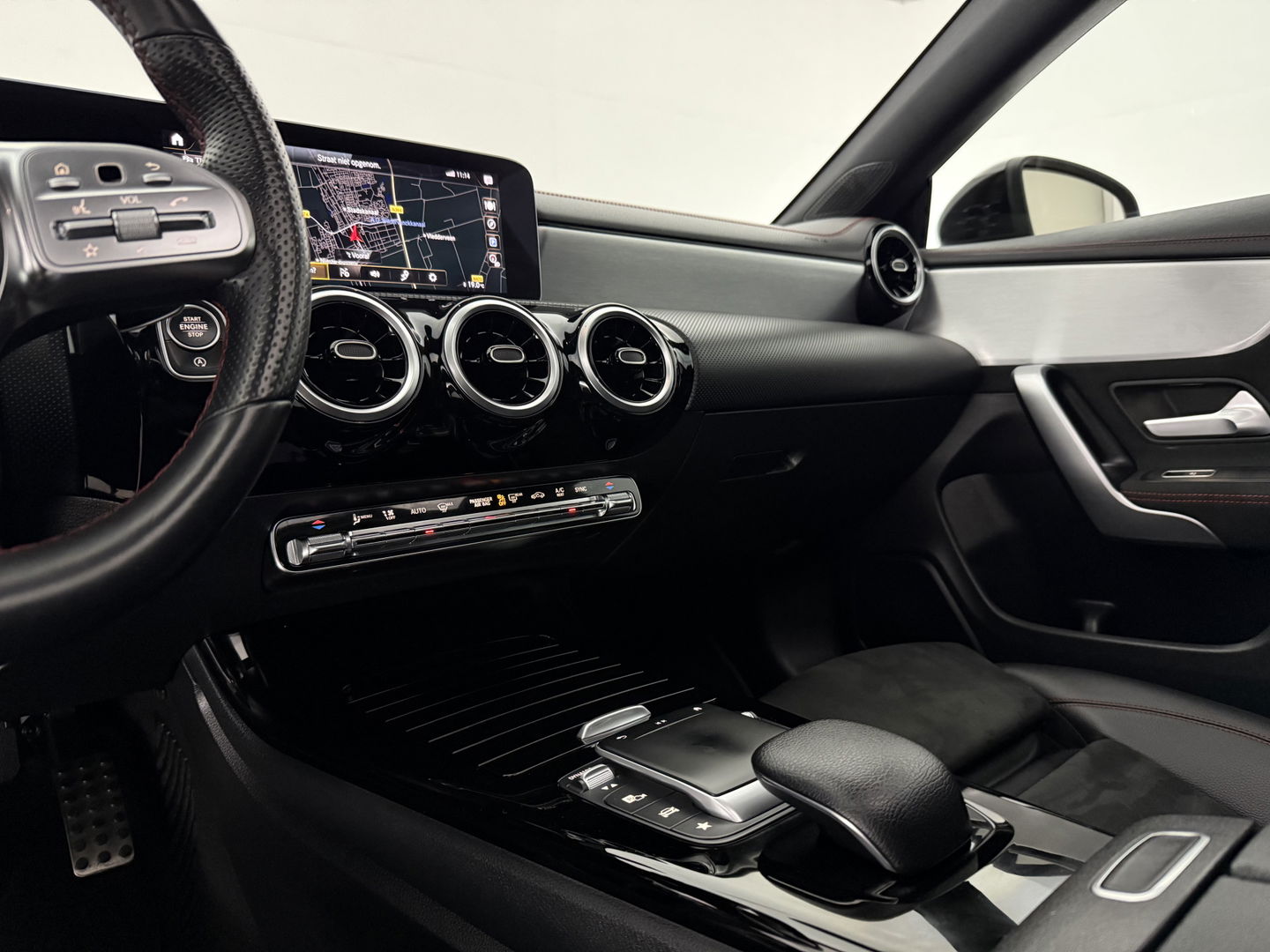 Mercedes-Benz CLA-Klasse 180 AMG | Pano | Camera | Virtual | LED | Cruise | Navigatie | Parkeersens.
