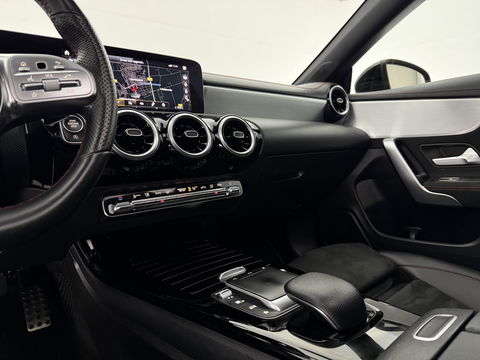 Mercedes-Benz CLA-Klasse 180 AMG | Pano | Camera | Virtual | LED | Cruise | Navigatie | Parkeersens.