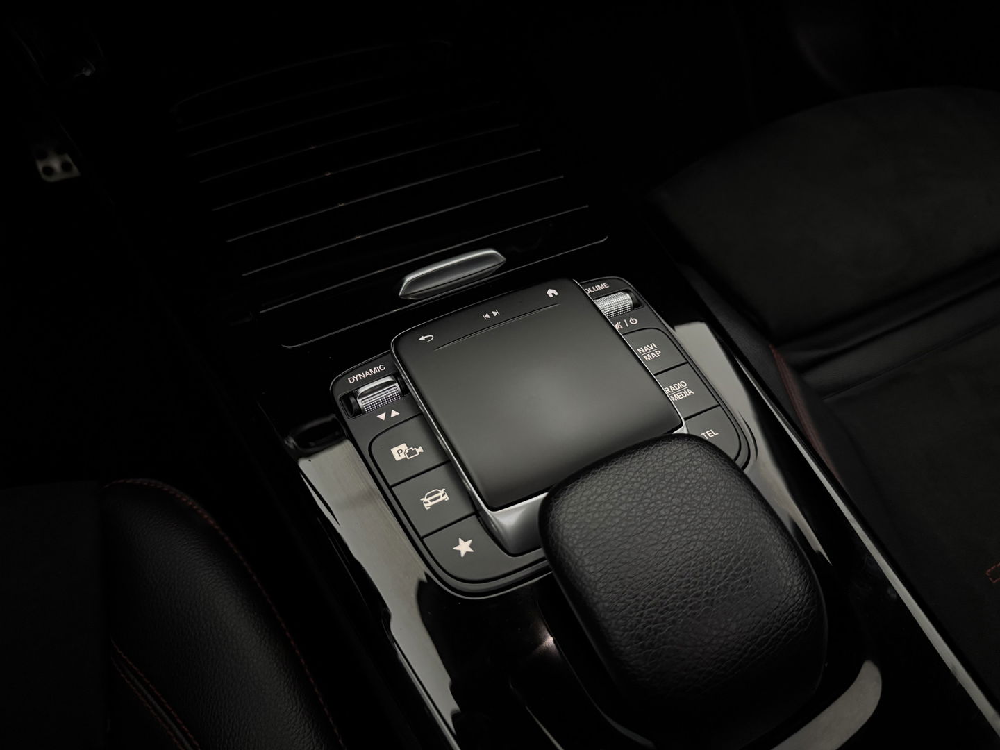 Mercedes-Benz CLA-Klasse 180 AMG | Pano | Camera | Virtual | LED | Cruise | Navigatie | Parkeersens.
