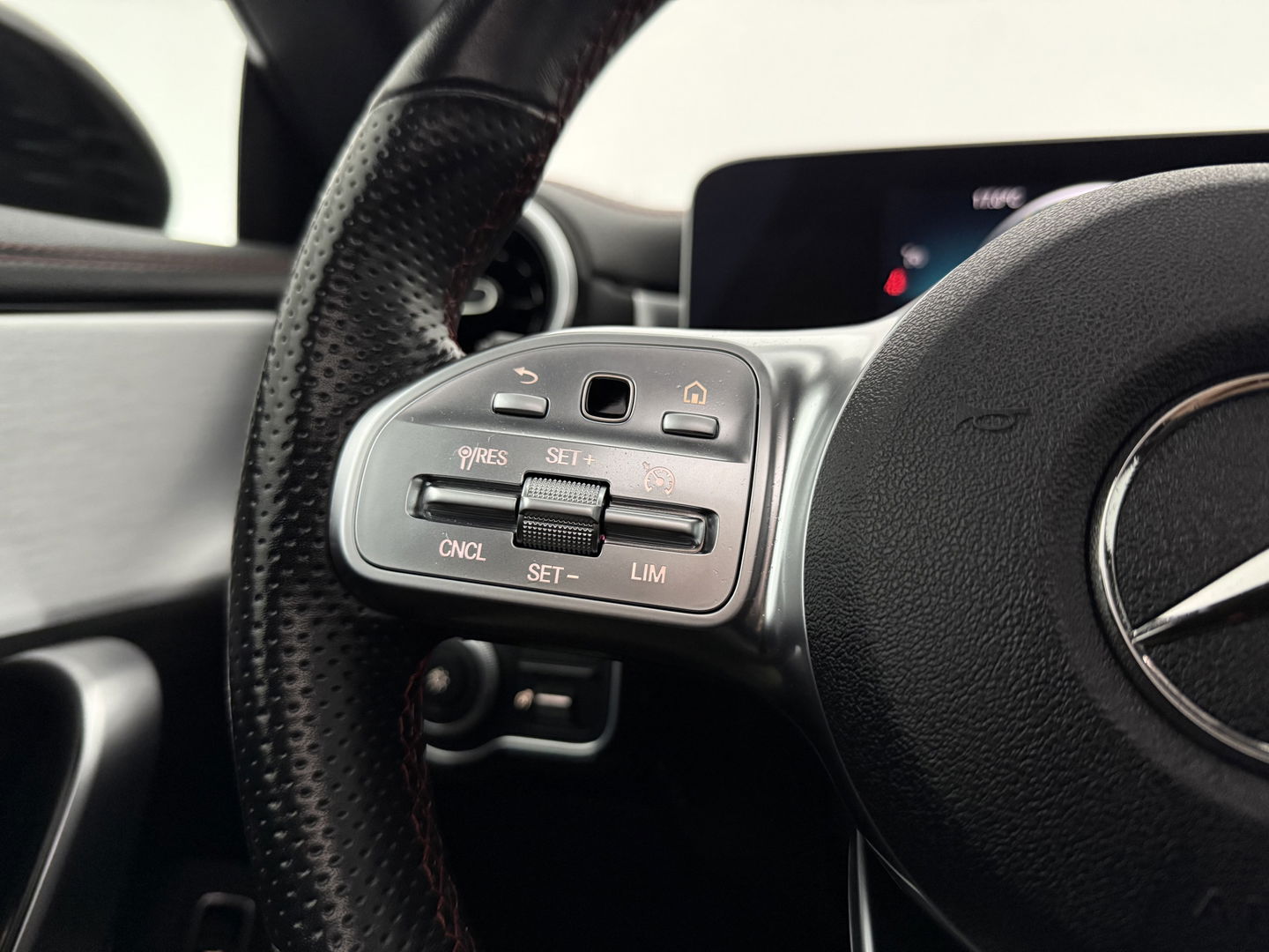 Mercedes-Benz CLA-Klasse 180 AMG | Pano | Camera | Virtual | LED | Cruise | Navigatie | Parkeersens.