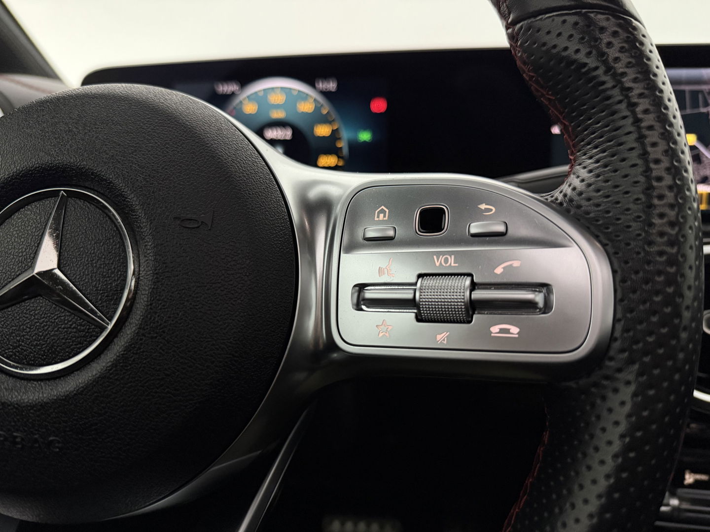 Mercedes-Benz CLA-Klasse 180 AMG | Pano | Camera | Virtual | LED | Cruise | Navigatie | Parkeersens.