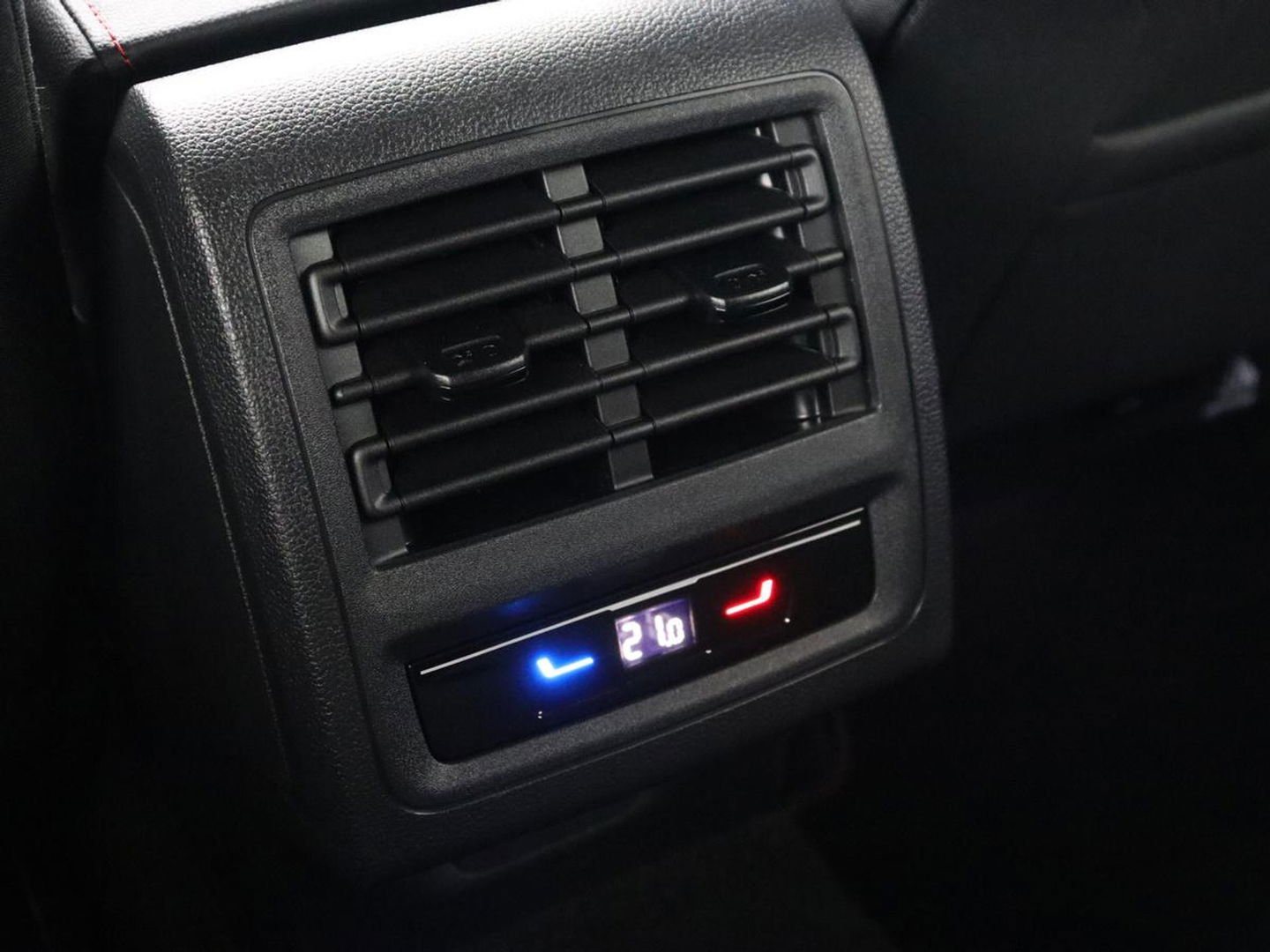 Volkswagen Golf 2.0 TSI GTI | Carplay | Sfeerverlichting | LED Plus | Sportstoelen | Parkeerhulp | Cruise control | Digital Cockpit | Climate control