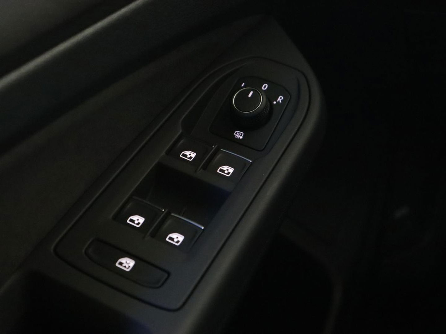 Volkswagen Golf 2.0 TSI GTI | Carplay | Sfeerverlichting | LED Plus | Sportstoelen | Parkeerhulp | Cruise control | Digital Cockpit | Climate control