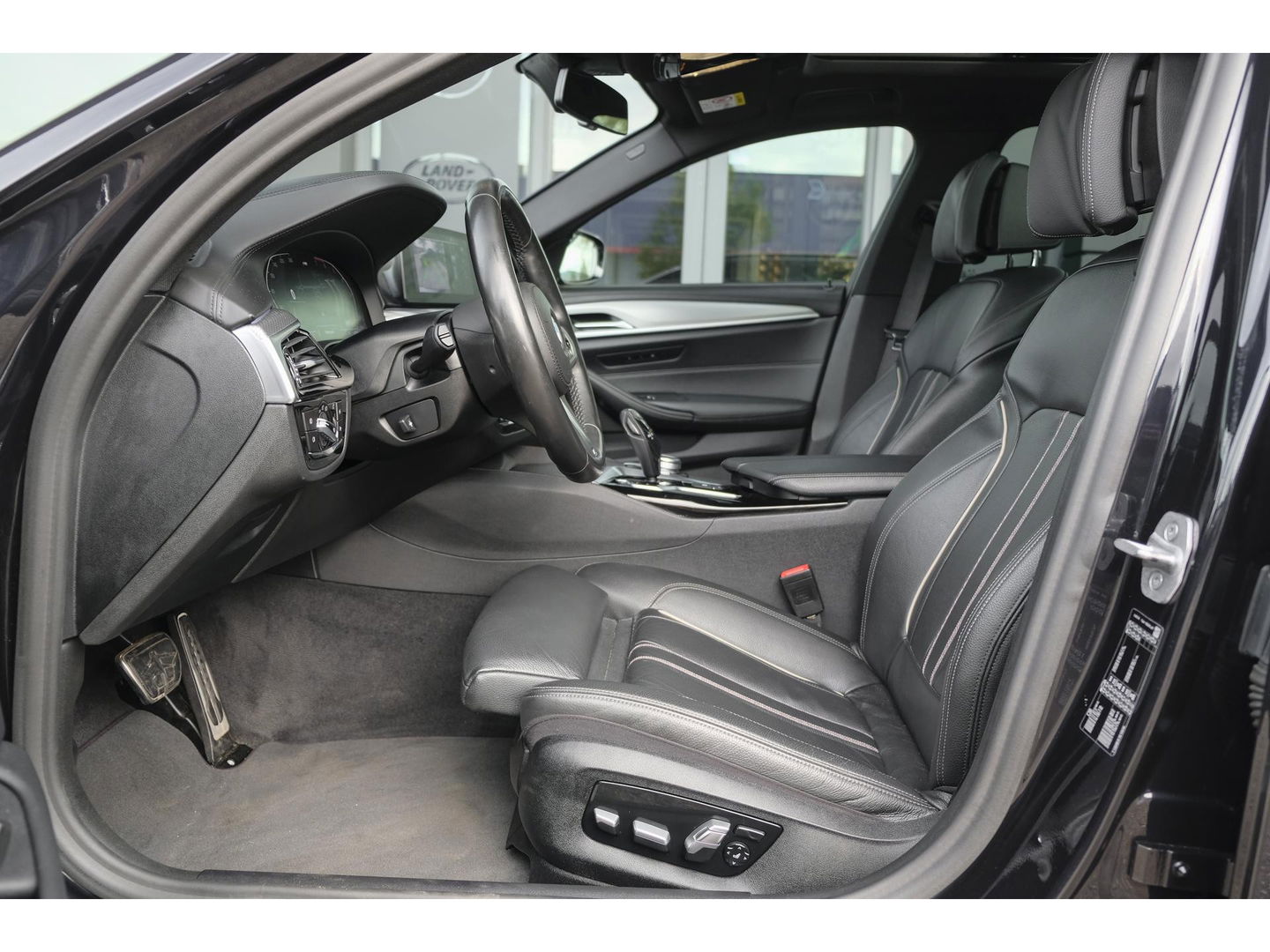 BMW 5 Serie Touring 520i M-Sport 184pk Panoramadak Comfortstoelen Virtual cockpit Camera NLauto