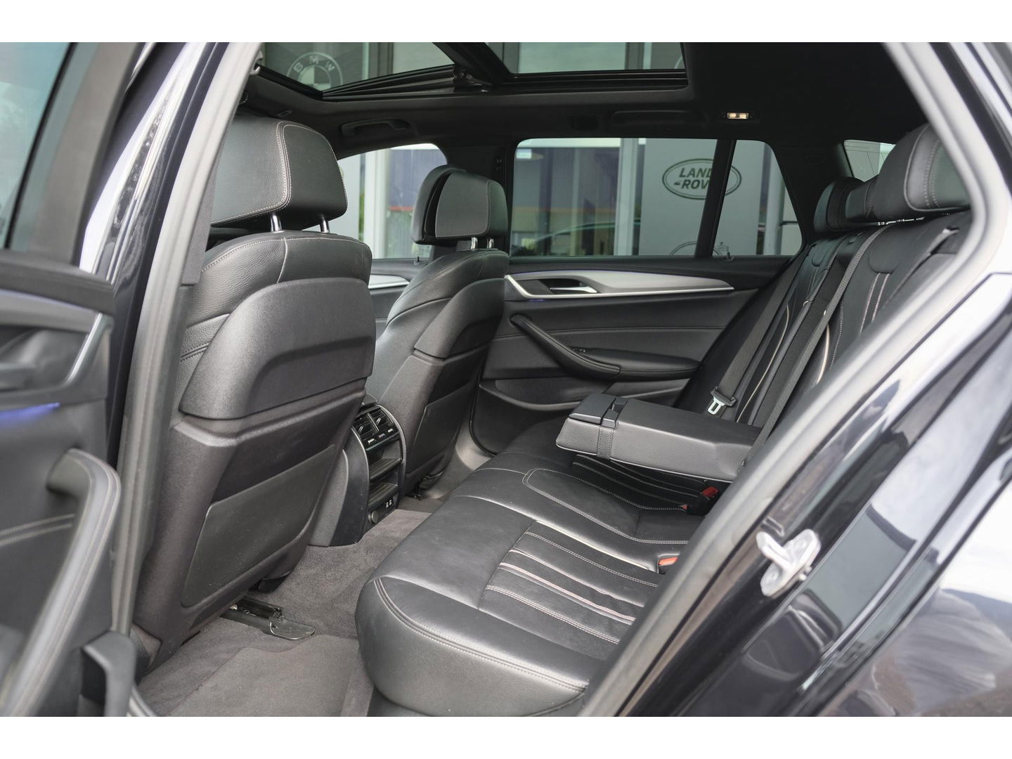 BMW 5 Serie Touring 520i M-Sport 184pk Panoramadak Comfortstoelen Virtual cockpit Camera NLauto