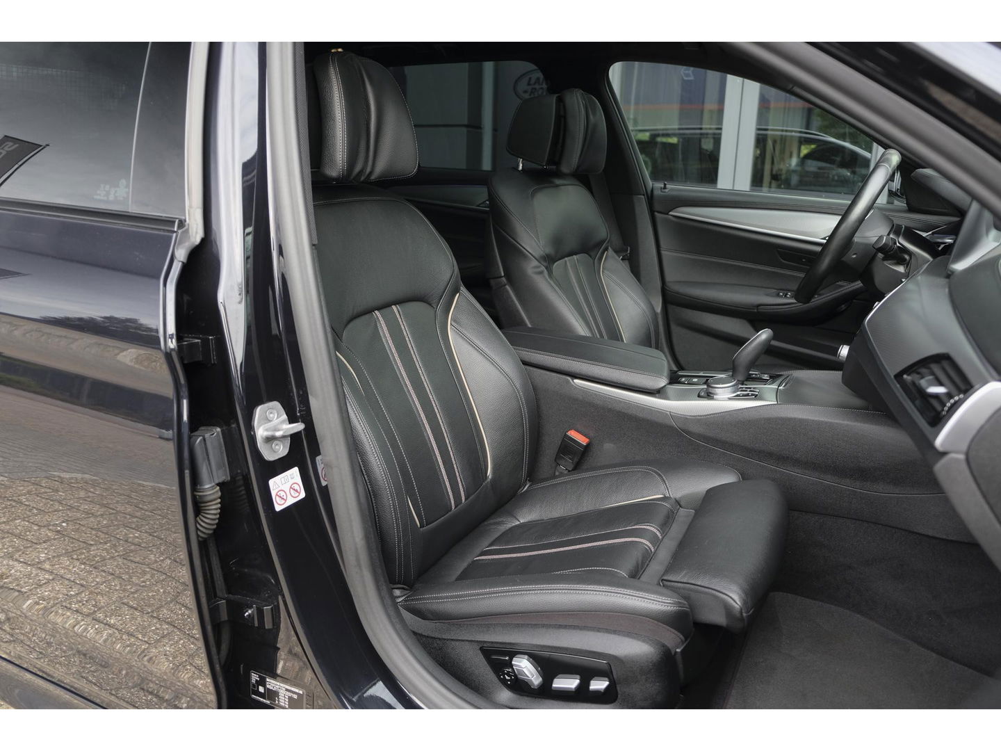 BMW 5 Serie Touring 520i M-Sport 184pk Panoramadak Comfortstoelen Virtual cockpit Camera NLauto