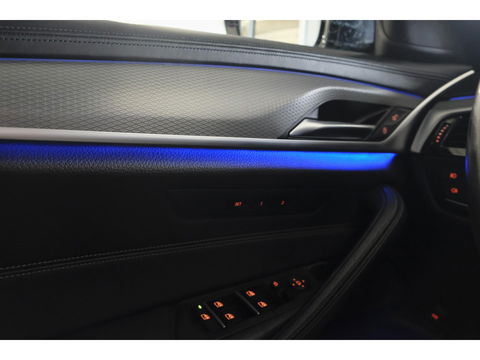 BMW 5 Serie Touring 520i M-Sport 184pk Panoramadak Comfortstoelen Virtual cockpit Camera NLauto