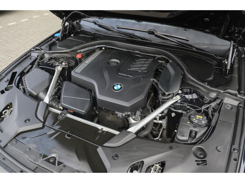 BMW 5 Serie Touring 520i M-Sport 184pk Panoramadak Comfortstoelen Virtual cockpit Camera NLauto