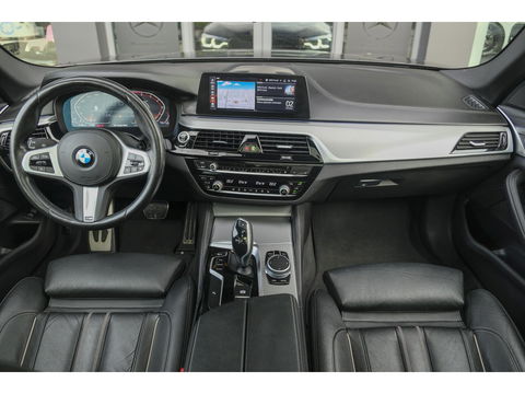 BMW 5 Serie Touring 520i M-Sport 184pk Panoramadak Comfortstoelen Virtual cockpit Camera NLauto