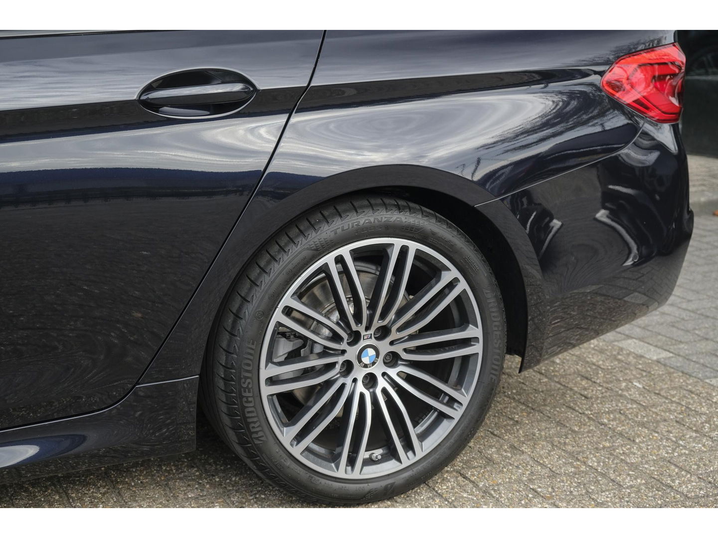 BMW 5 Serie Touring 520i M-Sport 184pk Panoramadak Comfortstoelen Virtual cockpit Camera NLauto