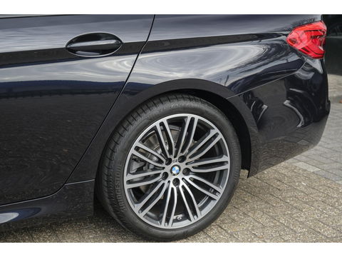 BMW 5 Serie Touring 520i M-Sport 184pk Panoramadak Comfortstoelen Virtual cockpit Camera NLauto