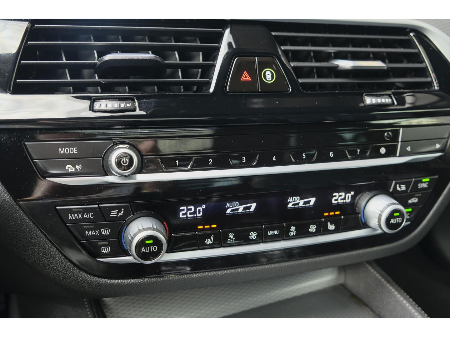 BMW 5 Serie Touring 520i M-Sport 184pk Panoramadak Comfortstoelen Virtual cockpit Camera NLauto