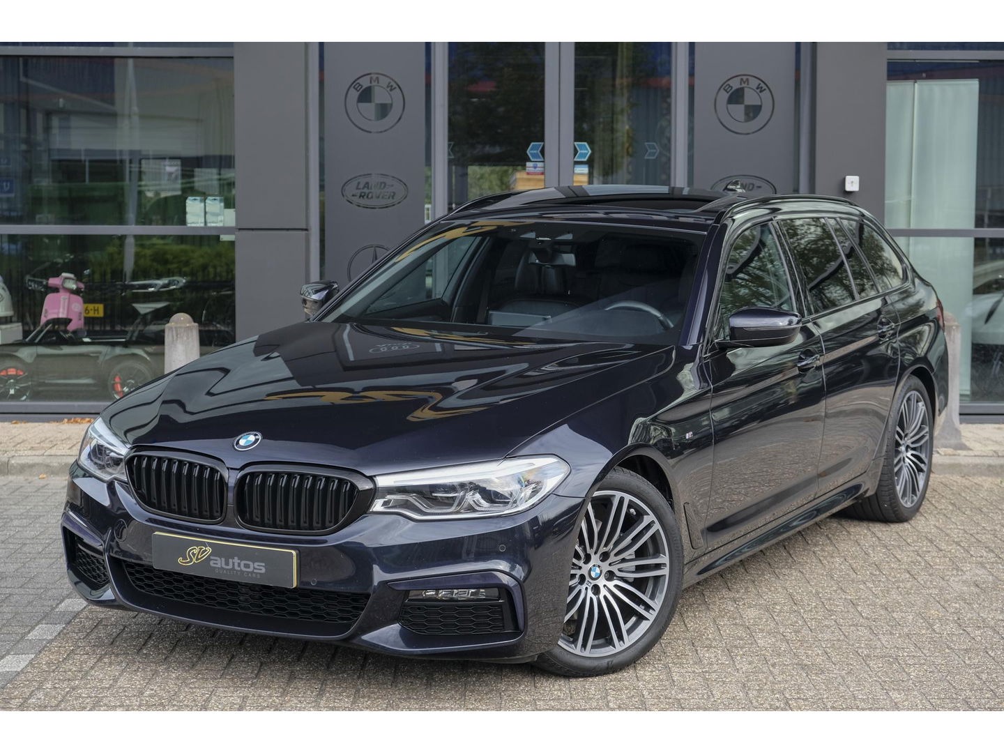 BMW 5 Serie Touring 520i M-Sport 184pk Panoramadak Comfortstoelen Virtual cockpit Camera NLauto