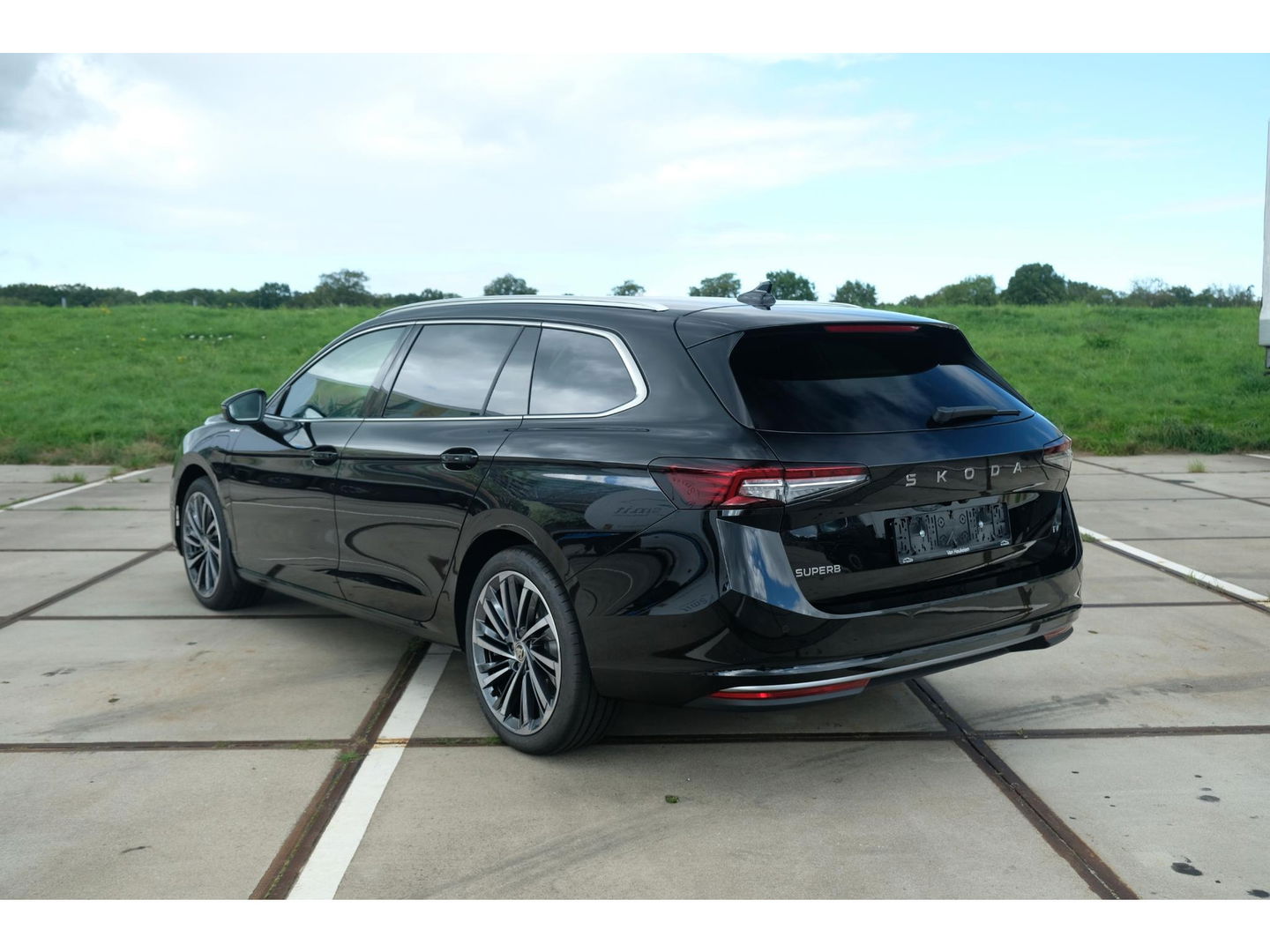 Škoda Superb Combi 1.5 TSI PHEV Laurin & Klement | PANO | LEDER | TREKHAAK