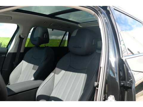 Škoda Superb Combi 1.5 TSI PHEV Laurin & Klement | PANO | LEDER | TREKHAAK