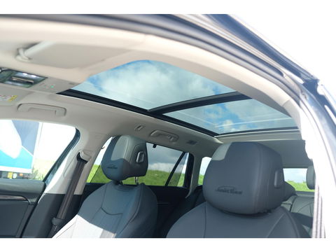 Škoda Superb Combi 1.5 TSI PHEV Laurin & Klement | PANO | LEDER | TREKHAAK