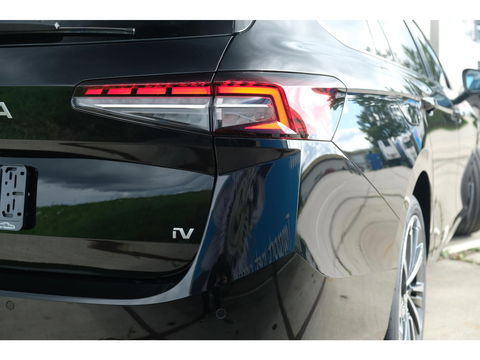 Škoda Superb Combi 1.5 TSI PHEV Laurin & Klement | PANO | LEDER | TREKHAAK