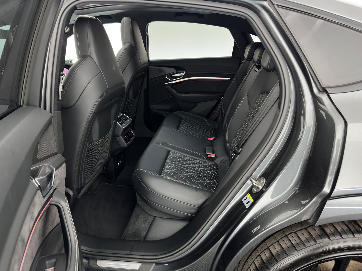 Audi e-tron Sportback 55 Quattro Business edition 95 kWh [ 3-Fase ] {SOH-92%} (INCL-BTW) *PANO | HEAD-UP | ADAPTIVE-CRUISE | TOP-VIEW | VALCONA-LUXURY-LEATHER | BANG&OLUFSEN | MEMORY-PACK | KEYLESS | HEATED-SPORTSEATS | DIGI-COCKPIT | NAVI-FULLMAP | 21''ALU*