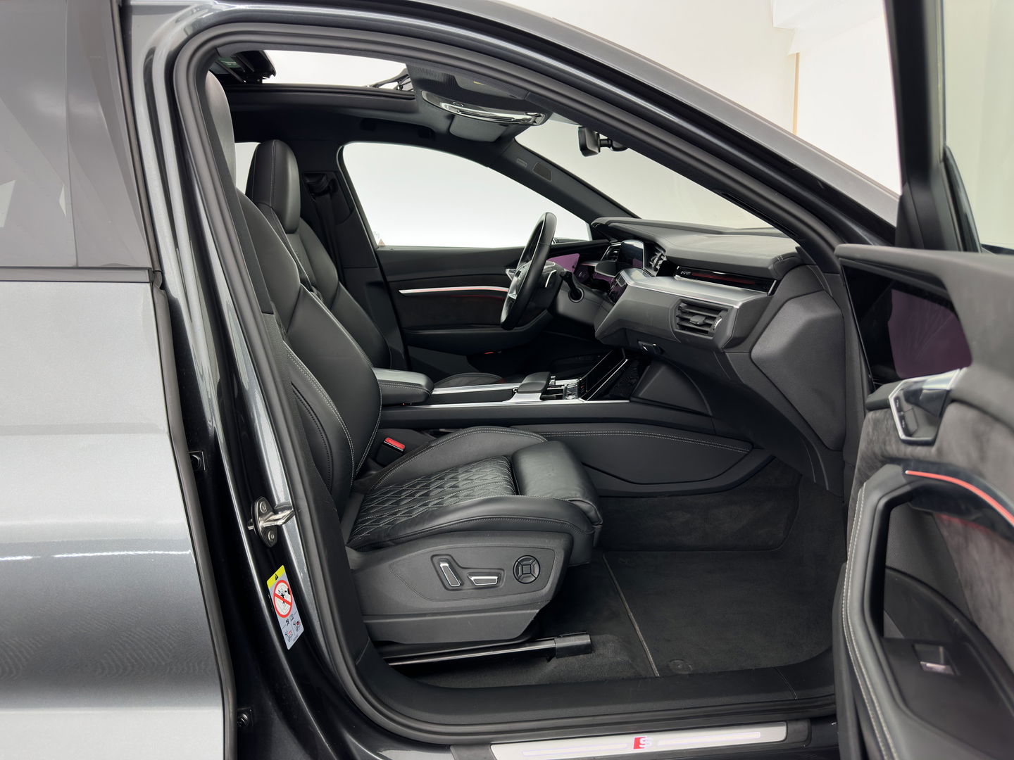 Audi e-tron Sportback 55 Quattro Business edition 95 kWh [ 3-Fase ] {SOH-92%} (INCL-BTW) *PANO | HEAD-UP | ADAPTIVE-CRUISE | TOP-VIEW | VALCONA-LUXURY-LEATHER | BANG&OLUFSEN | MEMORY-PACK | KEYLESS | HEATED-SPORTSEATS | DIGI-COCKPIT | NAVI-FULLMAP | 21''ALU*