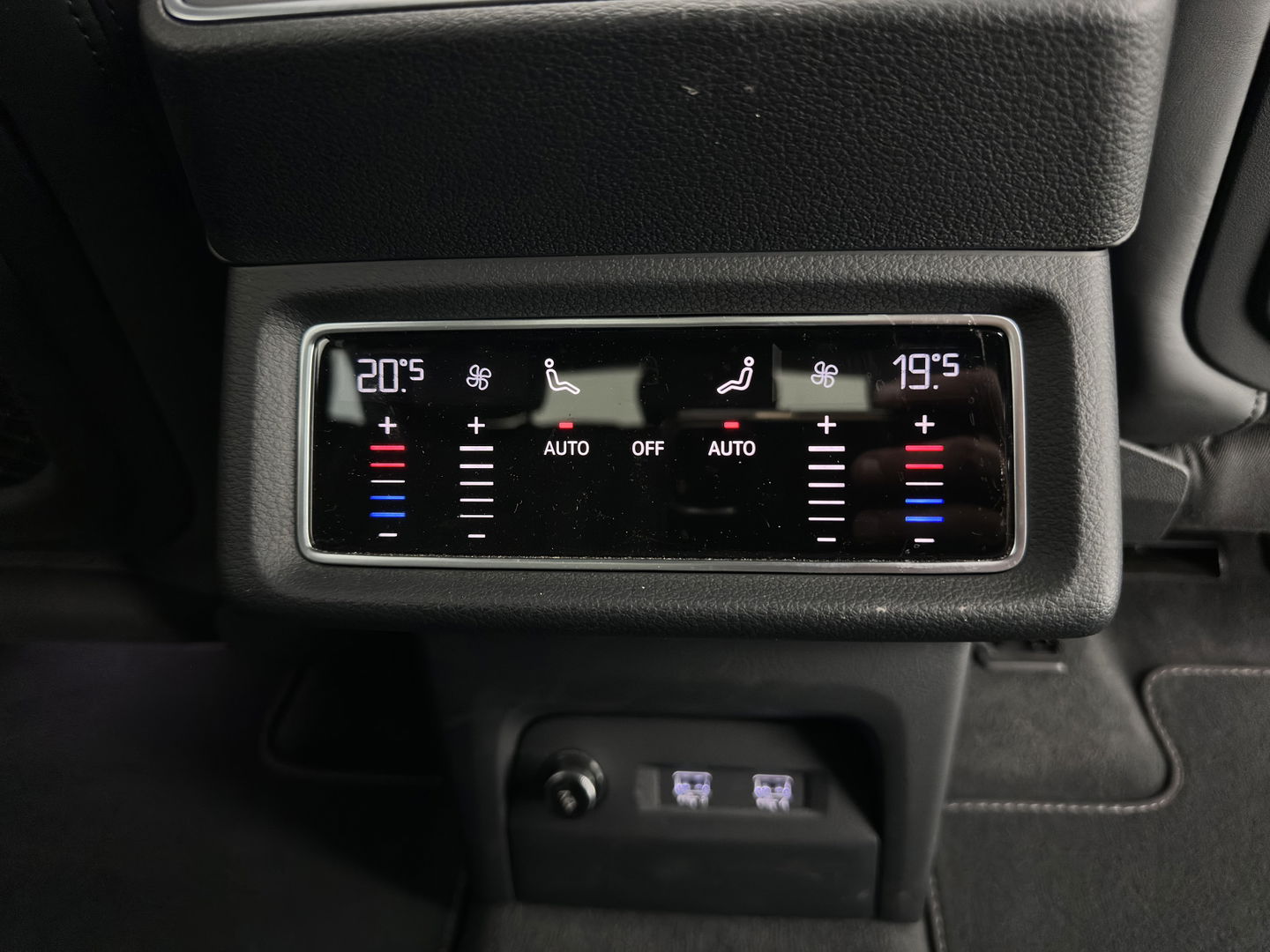 Audi e-tron Sportback 55 Quattro Business edition 95 kWh [ 3-Fase ] {SOH-92%} (INCL-BTW) *PANO | HEAD-UP | ADAPTIVE-CRUISE | TOP-VIEW | VALCONA-LUXURY-LEATHER | BANG&OLUFSEN | MEMORY-PACK | KEYLESS | HEATED-SPORTSEATS | DIGI-COCKPIT | NAVI-FULLMAP | 21''ALU*