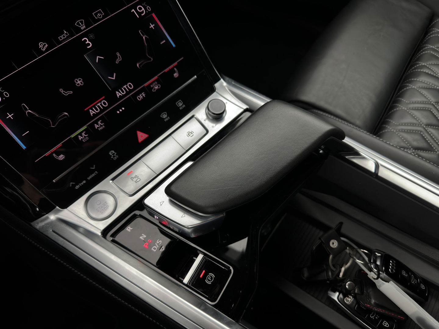 Audi e-tron Sportback 55 Quattro Business edition 95 kWh [ 3-Fase ] {SOH-92%} (INCL-BTW) *PANO | HEAD-UP | ADAPTIVE-CRUISE | TOP-VIEW | VALCONA-LUXURY-LEATHER | BANG&OLUFSEN | MEMORY-PACK | KEYLESS | HEATED-SPORTSEATS | DIGI-COCKPIT | NAVI-FULLMAP | 21''ALU*