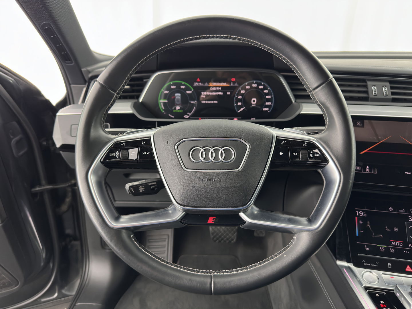 Audi e-tron Sportback 55 Quattro Business edition 95 kWh [ 3-Fase ] {SOH-92%} (INCL-BTW) *PANO | HEAD-UP | ADAPTIVE-CRUISE | TOP-VIEW | VALCONA-LUXURY-LEATHER | BANG&OLUFSEN | MEMORY-PACK | KEYLESS | HEATED-SPORTSEATS | DIGI-COCKPIT | NAVI-FULLMAP | 21''ALU*