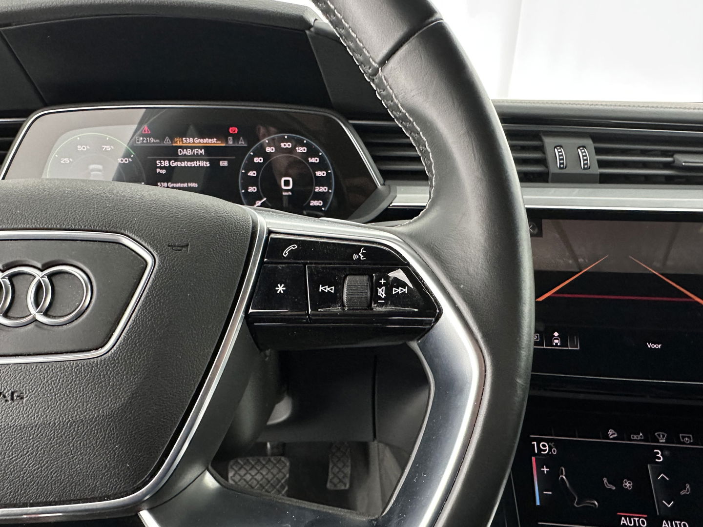 Audi e-tron Sportback 55 Quattro Business edition 95 kWh [ 3-Fase ] {SOH-92%} (INCL-BTW) *PANO | HEAD-UP | ADAPTIVE-CRUISE | TOP-VIEW | VALCONA-LUXURY-LEATHER | BANG&OLUFSEN | MEMORY-PACK | KEYLESS | HEATED-SPORTSEATS | DIGI-COCKPIT | NAVI-FULLMAP | 21''ALU*
