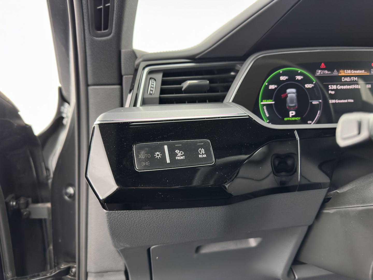 Audi e-tron Sportback 55 Quattro Business edition 95 kWh [ 3-Fase ] {SOH-92%} (INCL-BTW) *PANO | HEAD-UP | ADAPTIVE-CRUISE | TOP-VIEW | VALCONA-LUXURY-LEATHER | BANG&OLUFSEN | MEMORY-PACK | KEYLESS | HEATED-SPORTSEATS | DIGI-COCKPIT | NAVI-FULLMAP | 21''ALU*