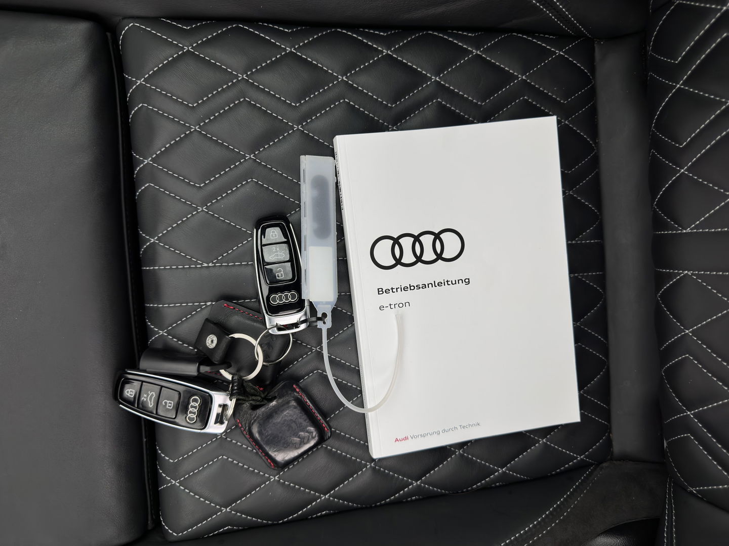 Audi e-tron Sportback 55 Quattro Business edition 95 kWh [ 3-Fase ] {SOH-92%} (INCL-BTW) *PANO | HEAD-UP | ADAPTIVE-CRUISE | TOP-VIEW | VALCONA-LUXURY-LEATHER | BANG&OLUFSEN | MEMORY-PACK | KEYLESS | HEATED-SPORTSEATS | DIGI-COCKPIT | NAVI-FULLMAP | 21''ALU*