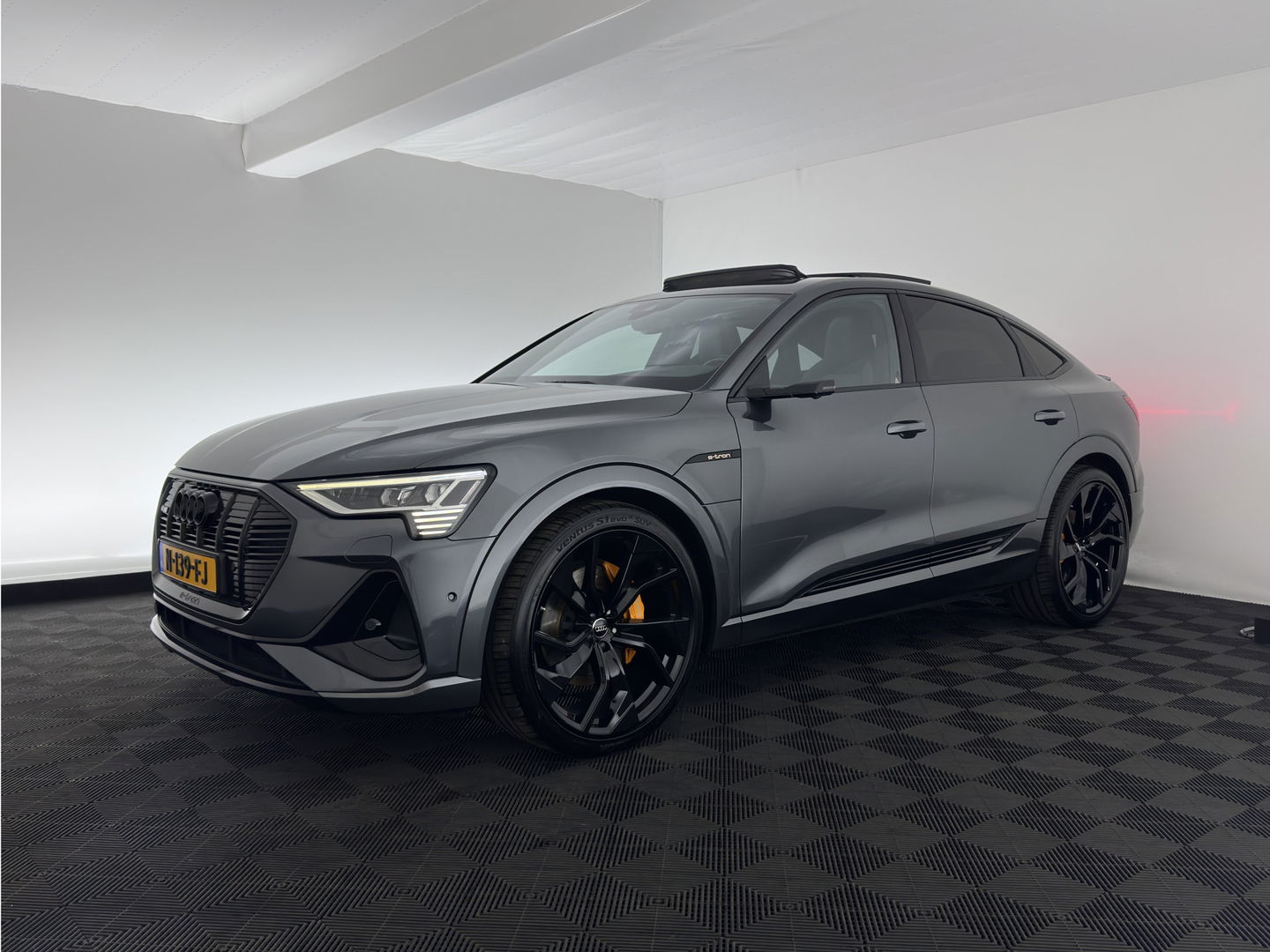 Audi e-tron Sportback 55 Quattro Business edition 95 kWh [ 3-Fase ] {SOH-92%} (INCL-BTW) *PANO | HEAD-UP | ADAPTIVE-CRUISE | TOP-VIEW | VALCONA-LUXURY-LEATHER | BANG&OLUFSEN | MEMORY-PACK | KEYLESS | HEATED-SPORTSEATS | DIGI-COCKPIT | NAVI-FULLMAP | 21''ALU*