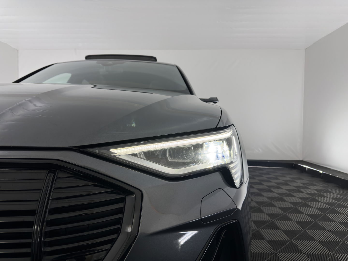 Audi e-tron Sportback 55 Quattro Business edition 95 kWh [ 3-Fase ] {SOH-92%} (INCL-BTW) *PANO | HEAD-UP | ADAPTIVE-CRUISE | TOP-VIEW | VALCONA-LUXURY-LEATHER | BANG&OLUFSEN | MEMORY-PACK | KEYLESS | HEATED-SPORTSEATS | DIGI-COCKPIT | NAVI-FULLMAP | 21''ALU*