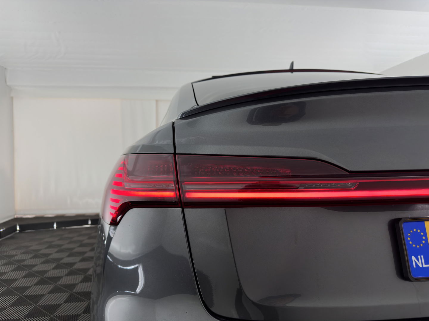 Audi e-tron Sportback 55 Quattro Business edition 95 kWh [ 3-Fase ] {SOH-92%} (INCL-BTW) *PANO | HEAD-UP | ADAPTIVE-CRUISE | TOP-VIEW | VALCONA-LUXURY-LEATHER | BANG&OLUFSEN | MEMORY-PACK | KEYLESS | HEATED-SPORTSEATS | DIGI-COCKPIT | NAVI-FULLMAP | 21''ALU*
