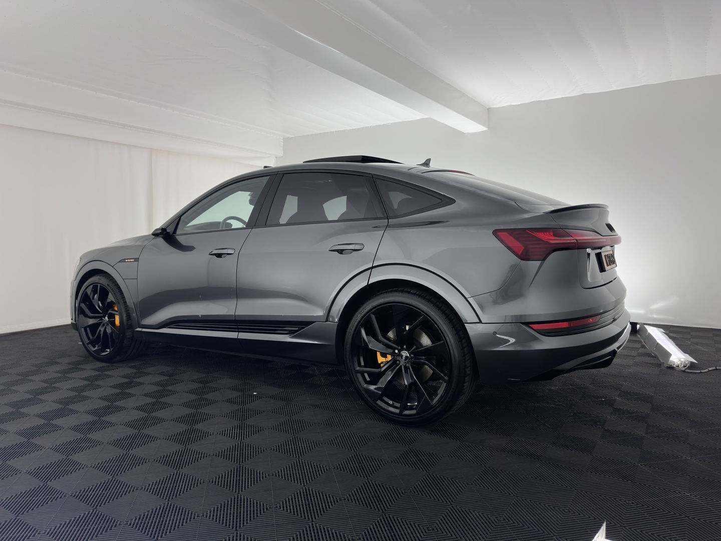 Audi e-tron Sportback 55 Quattro Business edition 95 kWh [ 3-Fase ] {SOH-92%} (INCL-BTW) *PANO | HEAD-UP | ADAPTIVE-CRUISE | TOP-VIEW | VALCONA-LUXURY-LEATHER | BANG&OLUFSEN | MEMORY-PACK | KEYLESS | HEATED-SPORTSEATS | DIGI-COCKPIT | NAVI-FULLMAP | 21''ALU*