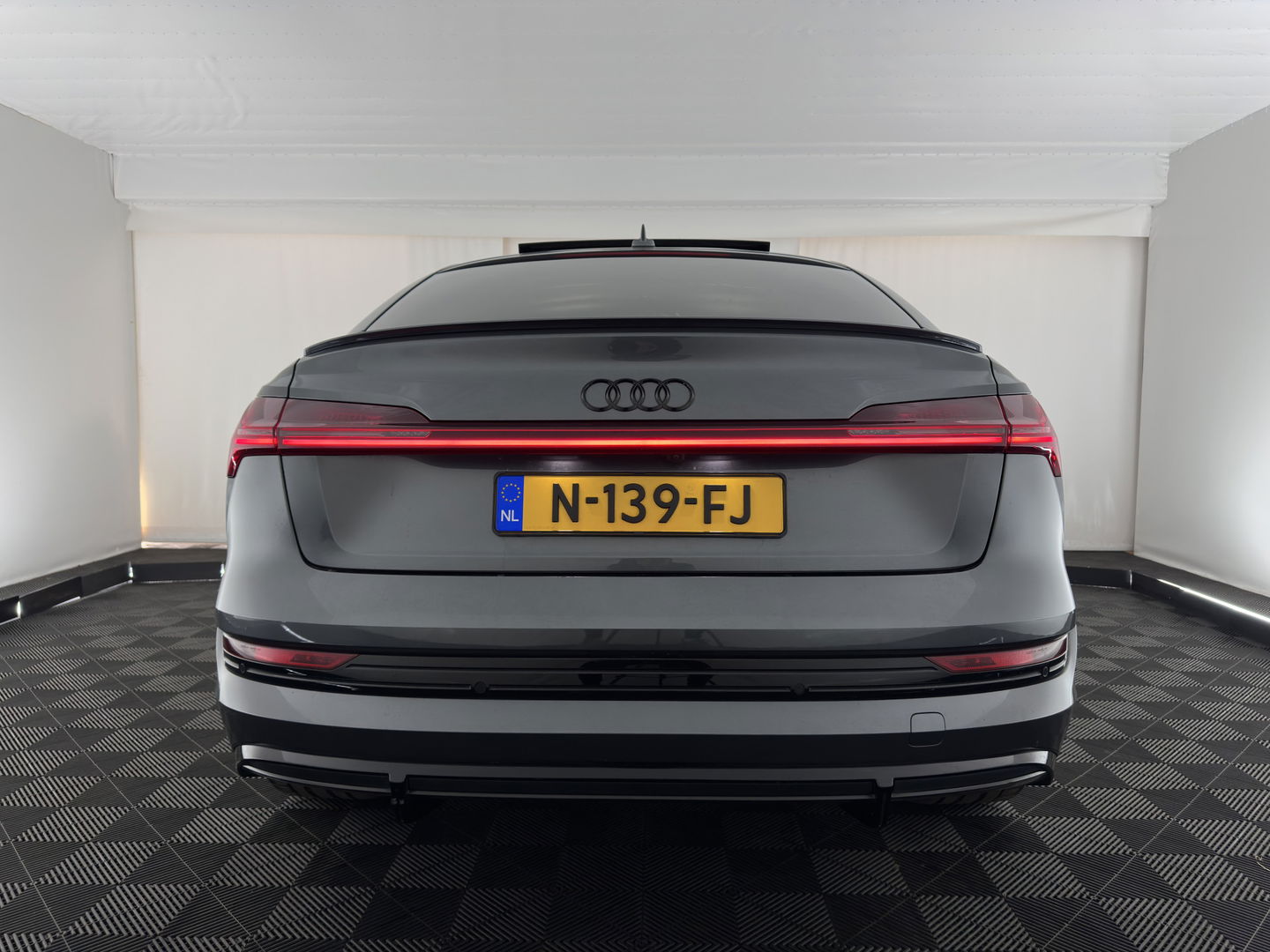 Audi e-tron Sportback 55 Quattro S-Line 95 kWh [ 3-Fase ] {SOH-92%} (INCL-BTW) *PANO | VIRTUAL-MIRRORS | AUDI-DESIGN-LEATHER | ADAPTIVE-CRUISE | TOP-VIEW |  BANG/OLUFSEN-SURROUND | MEMORY-PACK | KEYLESS | HEATED-SPORTSEATS | DIGI-COCKPIT | NAVI-FULLMAP | ...