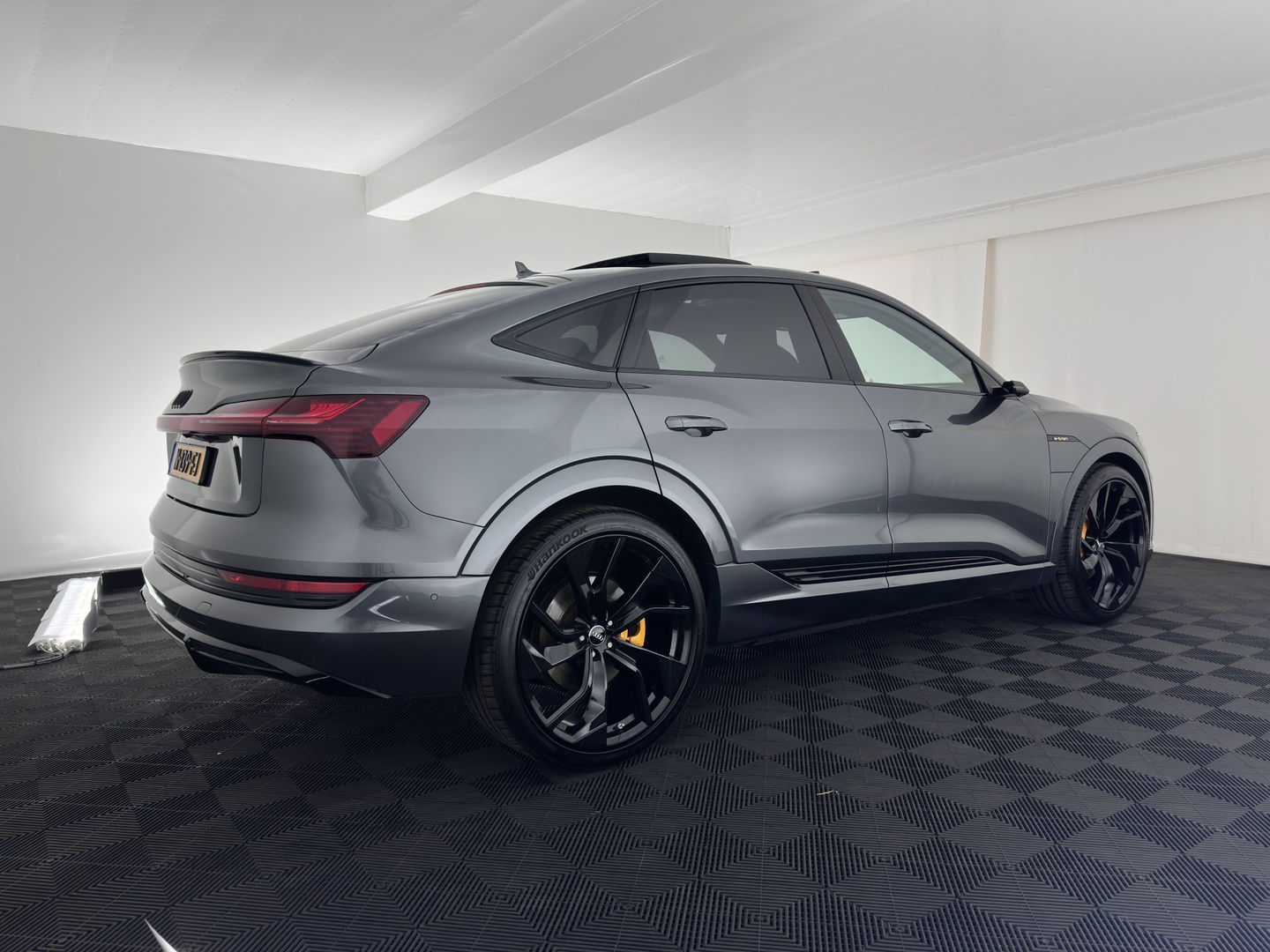 Audi e-tron Sportback 55 Quattro Business edition 95 kWh [ 3-Fase ] {SOH-92%} (INCL-BTW) *PANO | HEAD-UP | ADAPTIVE-CRUISE | TOP-VIEW | VALCONA-LUXURY-LEATHER | BANG&OLUFSEN | MEMORY-PACK | KEYLESS | HEATED-SPORTSEATS | DIGI-COCKPIT | NAVI-FULLMAP | 21''ALU*