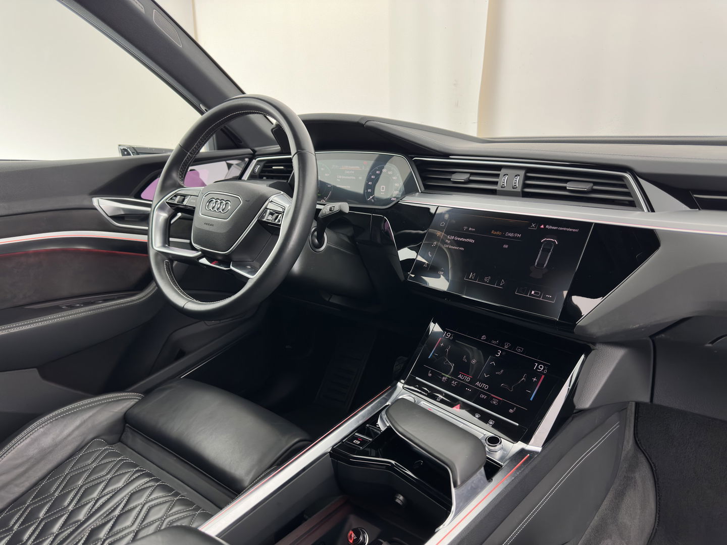 Audi e-tron Sportback 55 Quattro Business edition 95 kWh [ 3-Fase ] {SOH-92%} (INCL-BTW) *PANO | HEAD-UP | ADAPTIVE-CRUISE | TOP-VIEW | VALCONA-LUXURY-LEATHER | BANG&OLUFSEN | MEMORY-PACK | KEYLESS | HEATED-SPORTSEATS | DIGI-COCKPIT | NAVI-FULLMAP | 21''ALU*