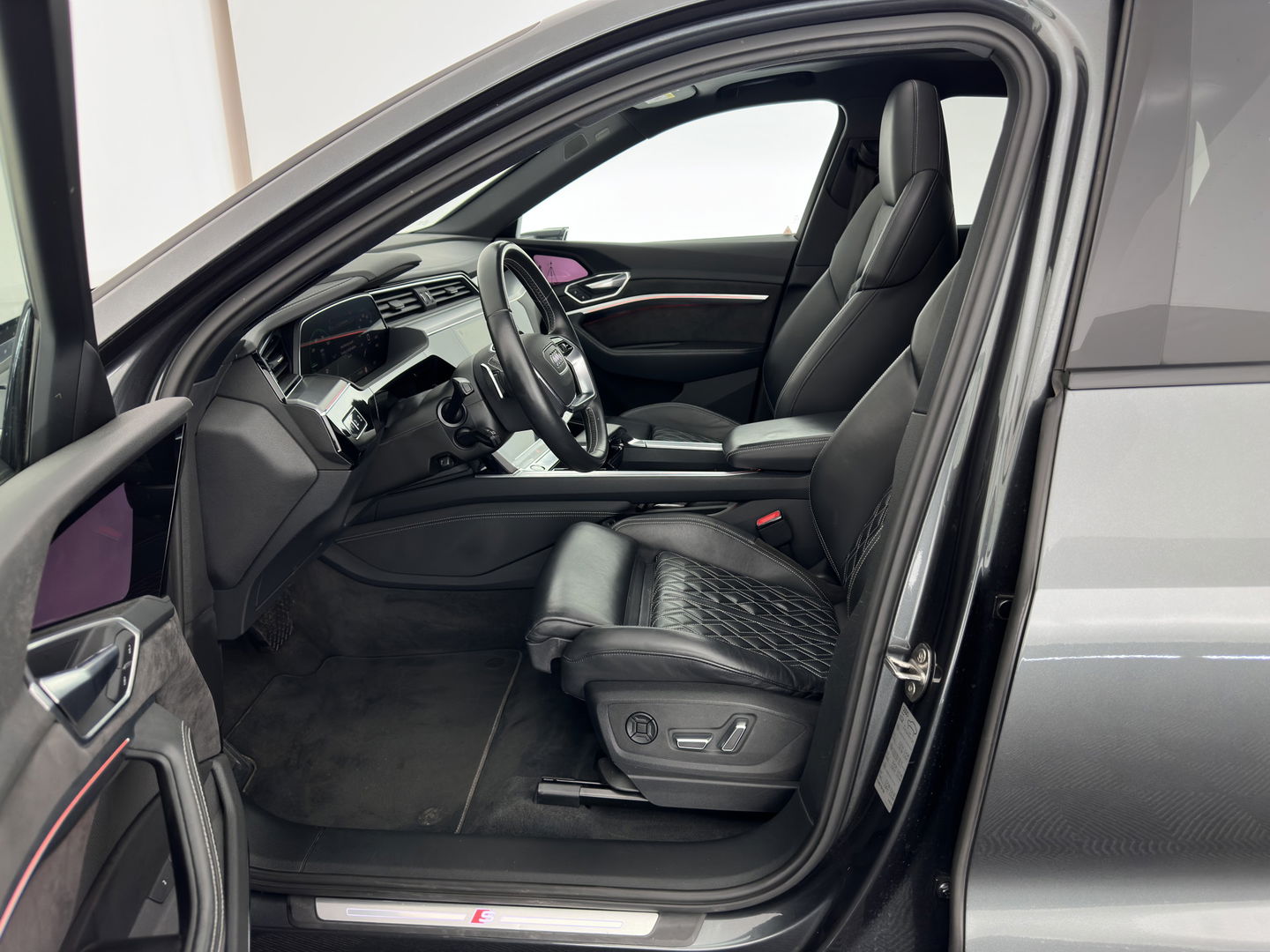 Audi e-tron Sportback 55 Quattro Business edition 95 kWh [ 3-Fase ] {SOH-92%} (INCL-BTW) *PANO | HEAD-UP | ADAPTIVE-CRUISE | TOP-VIEW | VALCONA-LUXURY-LEATHER | BANG&OLUFSEN | MEMORY-PACK | KEYLESS | HEATED-SPORTSEATS | DIGI-COCKPIT | NAVI-FULLMAP | 21''ALU*