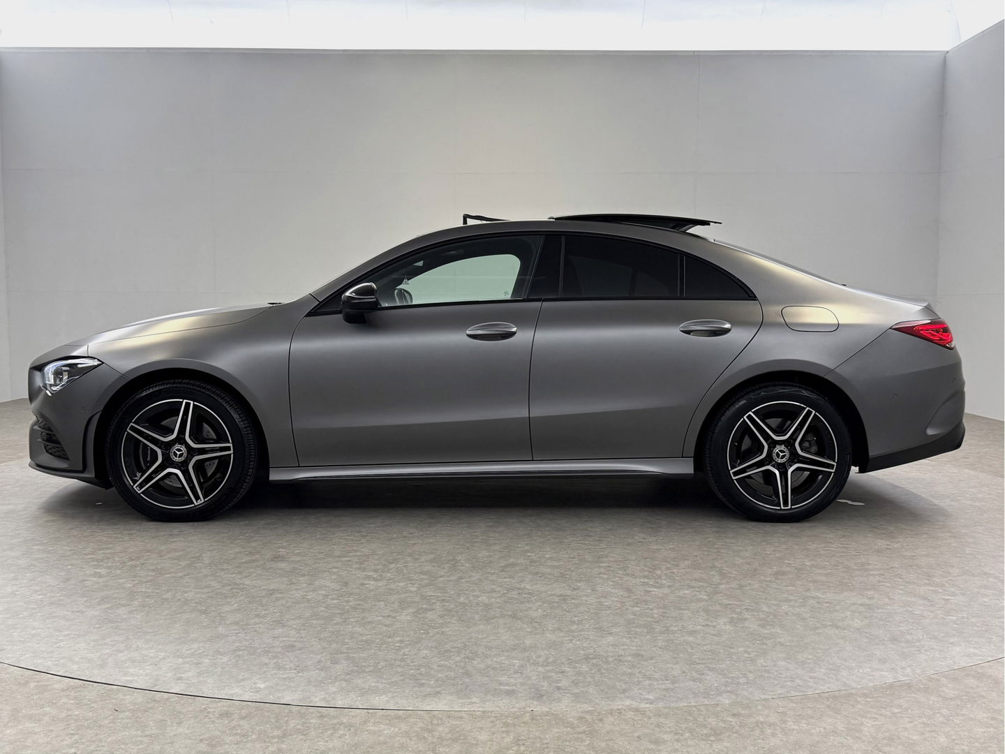 Mercedes-Benz CLA-Klasse 250 e AMG Limited Designo Matt | Pano | Sfeerverl. | Virtual | Camera | Multibeam | Cruise | Parkeersens. | Dodehoek
