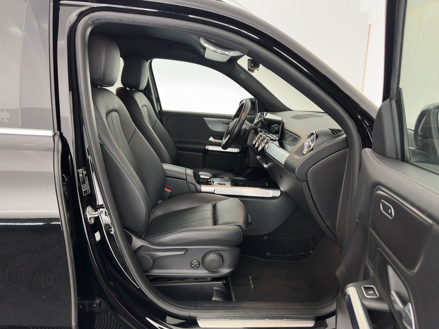 Mercedes-Benz GLB 180 d Business Solution Luxury [ 7-Pers. ] Aut. *LUXURY-LEATHER | FULL-LED | AMBIENT-LIGHT | WIDESCREEN-COCKPIT | HEATED-COMFORTSEATS | CAMERA | DAB+ | NAVI-FULLMAP | ECC | PDC | CRUISE | 18''ALU*